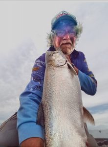 Terry Sheppard with a selfie of he and the 1.1 metre chinook salmon that he caught and released ((Picture courtesy of Lake Purrumbete Holiday Park).   